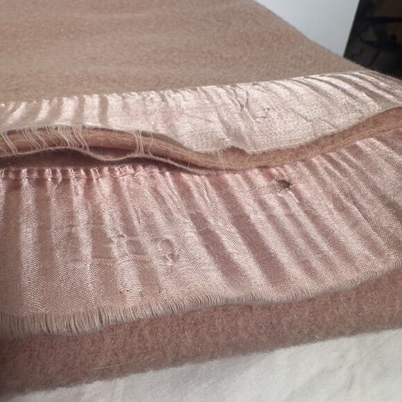Vtg Chatham 100% Virgin Wool Blanket Pink Satin Binding 86” X 67” USA Made Read - Picture 4 of 9